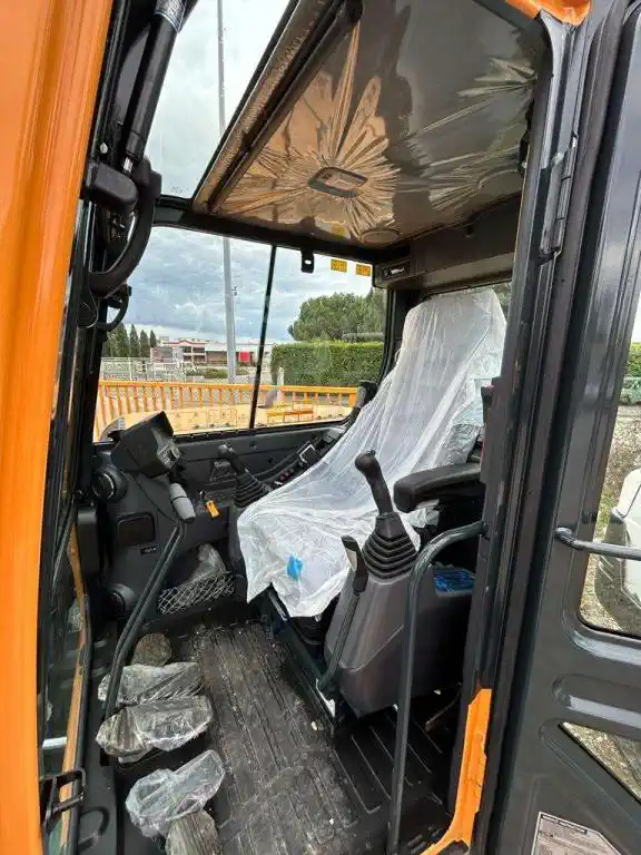 Mini-pelle Hyundai R80CR-9A 8T – Occasion Fiable – Image 7